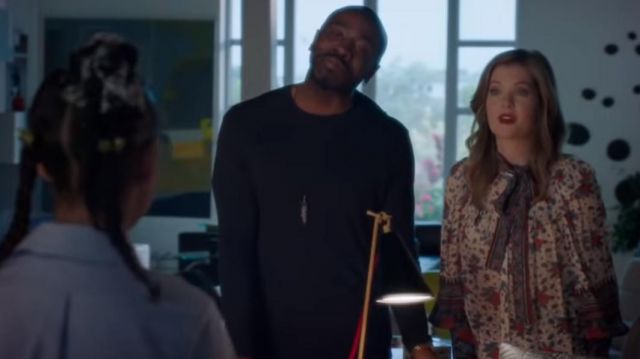 La Chemise Antoine imprimée en soie de Sutton Brady (Meghann Fahy) dans De celles qui osent (S04E05)