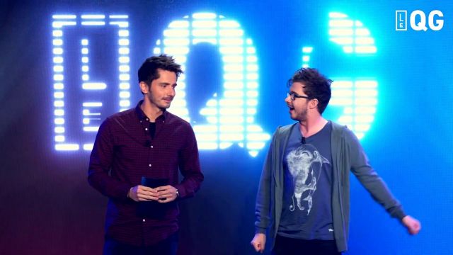Le gilet bleu porté par Jimmy Labeeu dans la vidéo LE QG 22 - LABEEU & GUILLAUME PLEY avec JULIA WALLACH (RESCAPÉE D'AUSCHWITZ)