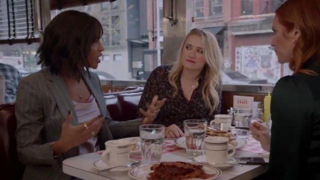 Gris Rayé Blazer porté par Edie Palmer (Megalyn Echikunwoke) dans Près de Famille Saison 1 Épisode 12