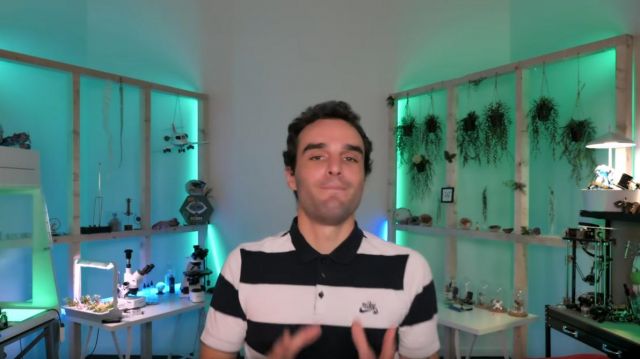 Polo blanc a rayure noir de Dr. Nozman dans Les pires trucs retrouvés dans un corps ! #3