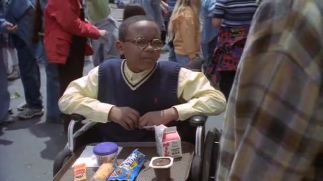 Cookies Chips Ahoy! tasted by Stevie Kenarban (Craig Lamar Traylor) in the series Malcolm (S01E01)