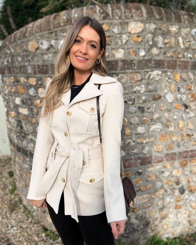& otras historias Belted Jacket in Cream of Charlotte Rose en la cuenta de Instagram @modelmouth