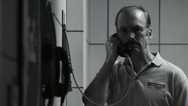 Cinnabon Polo Shirt porté par Jimmy McGill (Bob Odenkirk) dans le Meilleur Call Saul (S05E01)
