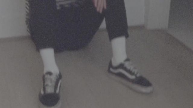 La paire de sneakers Vans old skool noires portées par Sneazzy dans son clip 3afia