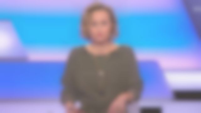 La robe kaki courte effet peau de pêche avec noeud à la taille de Caroline Roux dans C dans l'air le 25.02.2020