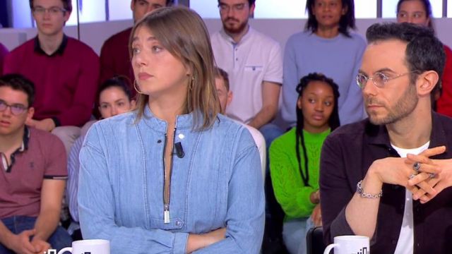 The denim shirt soft to the round collar of Camille Dauxert in Click the 25.02.2020