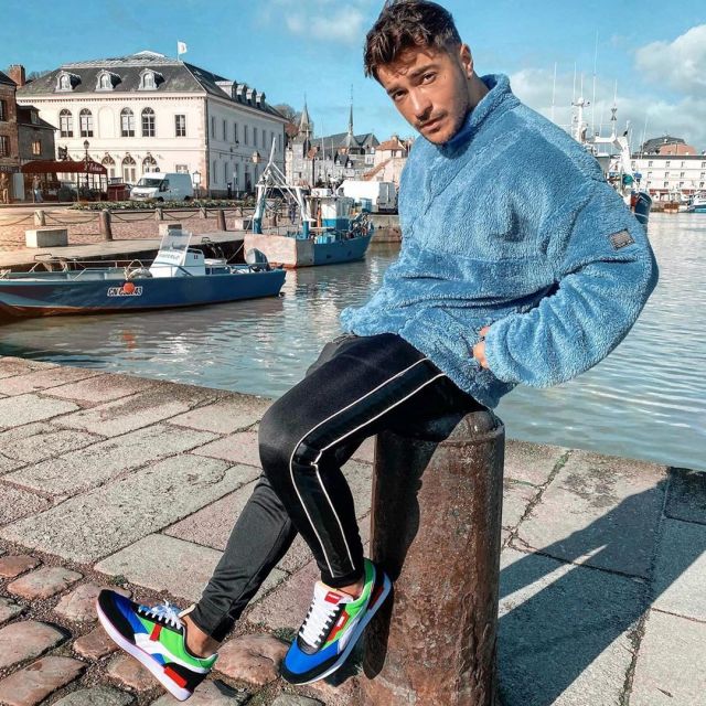 Le sweatshirt bleu polaire Urban Outfitters porté par Darko sur son compte Instagram @darkocttg