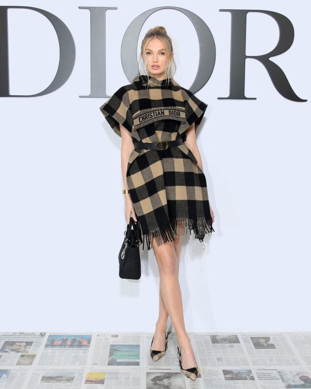 Bolso de cannage bordado Dior Lady D Lite usado por Romee Strijd Dior Show en París 25 de febrero de 2020