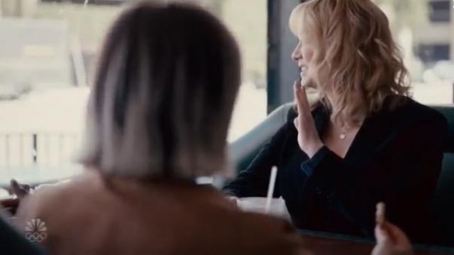Blazer de pana negra usado por Beth Boland (Christina Hendricks) en Good Girls Temporada 3 Episodio 2