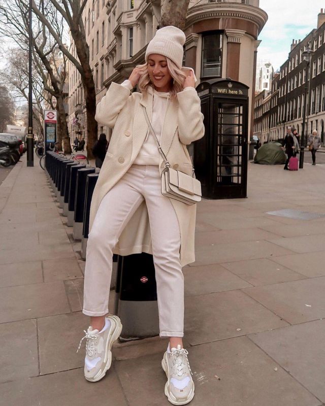 Hood­ed Top White of Katie Peake on the Instagram account @thesilvermermaidxo