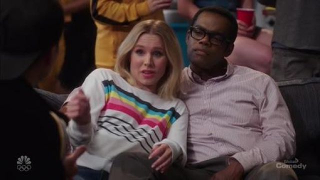 Le sweatshirt à rayures arc-en-ciel porté par Eleanor Shellstrop (Kristen Bell) dans The Good Place (S04E13)