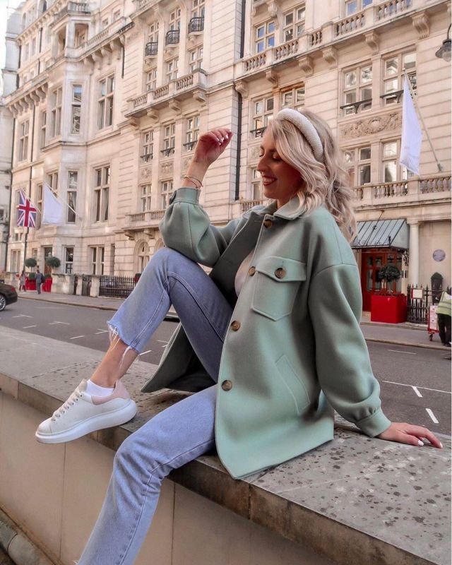 Straight Leg Jeans of Katie Peake on the Instagram account @thesilvermermaidxo