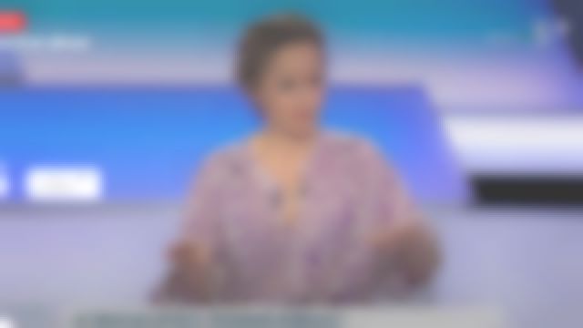 La chemise ample de Caroline Roux dans C dans l'air le 26.02.2020