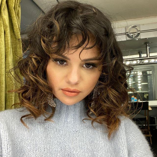 The gray sweater turtleneck worn by Selena Gomez on his account Instagram @selenagomez