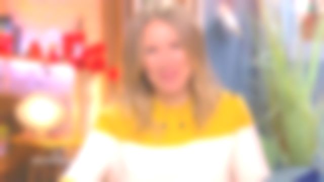 Le pull ras de cou bicolore rayure placée en cachemire de Agathe Lecaron dans La maison des maternelles le 24.02.2020