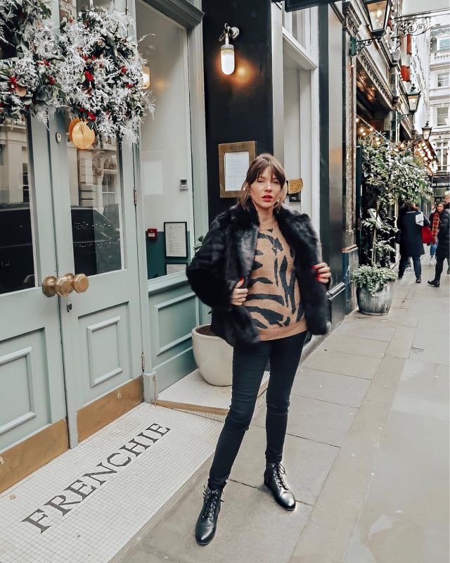 Black Skin­ny Jeans of Gabie on the Instagram account @gabriellebassett