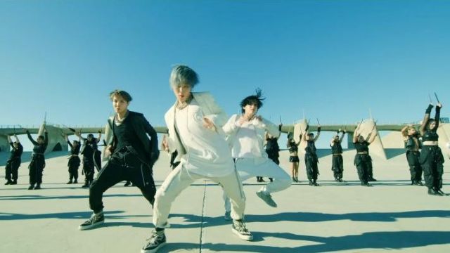 Recadrée Doux Blazer porté par Jimin dans la vidéo de musique de BTS (방탄소년단) SUR la Cinétique Manifeste du Film : Come Prima