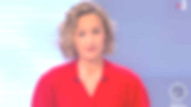 Le cardigan rouge, court en mohair de Caroline Roux dans Télématin le 24.02.2020