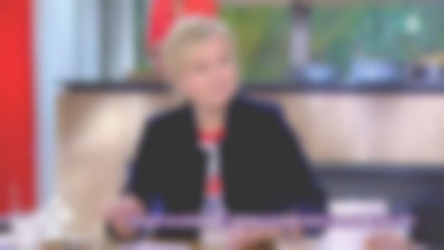 Le tee shirt de Anne-Élisabeth Lemoine dans C à vous le 17.01.2020