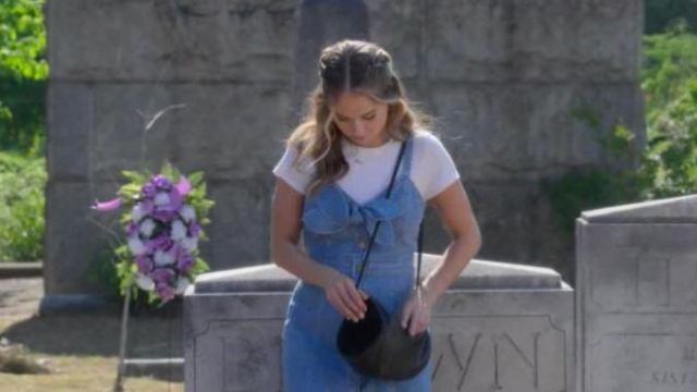 The denim dress with a node of Patty Bladell (Debby Ryan) in Insatiable (S02E09)