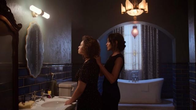 Black dress with polka dots of Viv Allen (Aurora Burghart) in October Faction (S01E01)