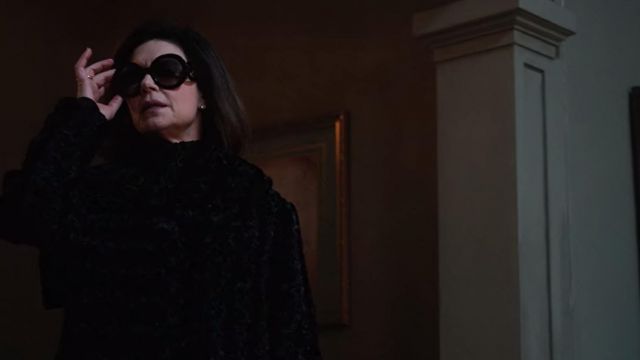 Coat fur black Alice Harlow (Maxim Roy) in October Faction (S01E01)