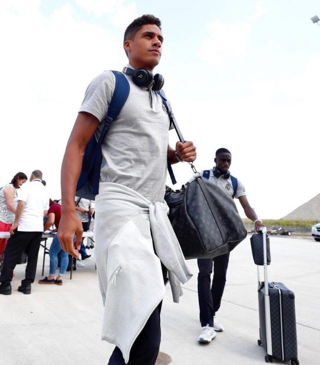 Bag has shoulder strap Louis Vuitton of Raphael Varane on his account Instagram @raphaelvarane