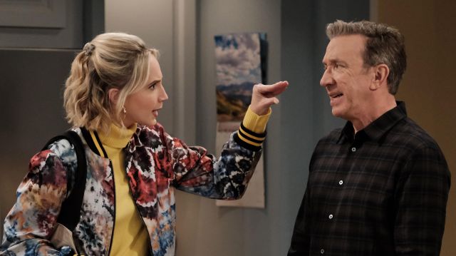 The yellow Cashmere Turtleneck Sweater of Mandy Baxter (Molly McCook) in Last Man Standing (S08E12)