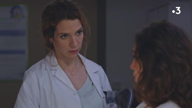 The green sweater grey v-neck Léa Nebout (Mary Hennerez) in a More beautiful life