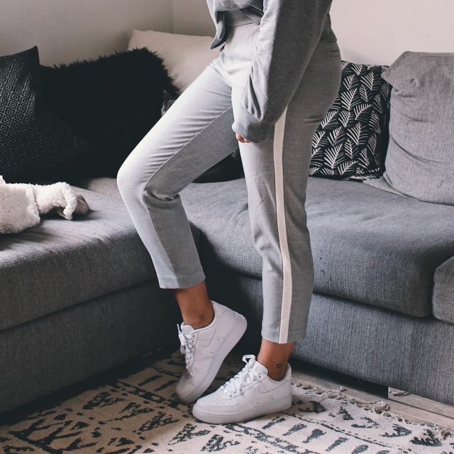 Sneakers blanches de EnjoyPhoenix sur le compte Instagram de @enjoyphoenix
