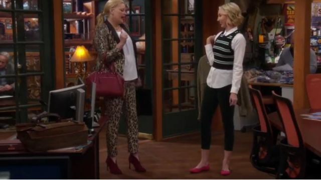 Noir Recadrée Top porté par Mandy Baxter (Molly McCook) dans Last Man Standing Saison 8 Épisode 12