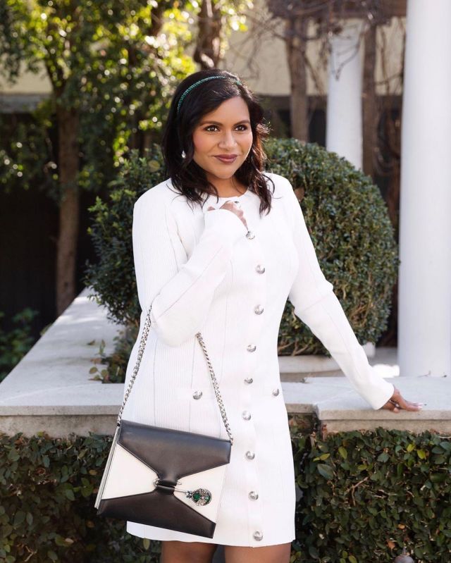 The white Convertible Dress of Mindy Kaling on the Instagram account @mindykaling