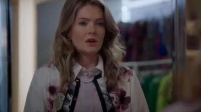 Floral Cardigan porté par Sutton Brady (Meghann Fahy) dans Le Gras Saison 4 Épisode 6