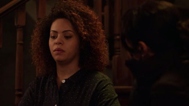 Camisa negra de lunares de Viv Allen (Aurora Burghart) en October Faction (S01E03)