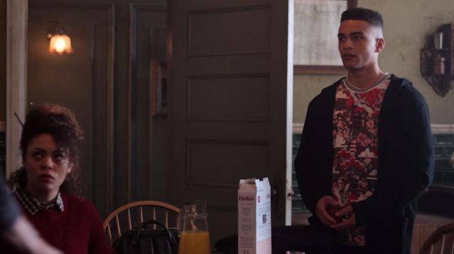T-shirt with printed red Geoff Allen (Gabriel Darku) in October Faction (S01E03)