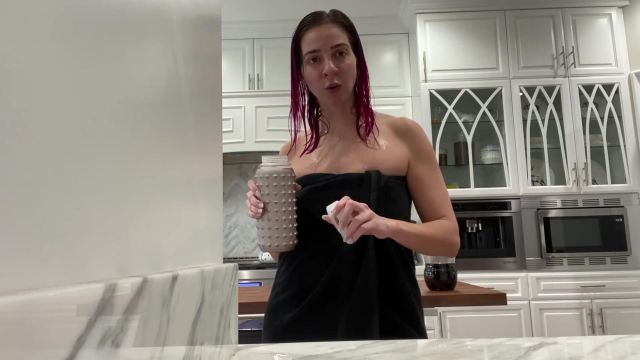 Black Towel worn by Gabbie Hanna in the YouTube video I Drank a Gallon of Water a Day for a Month