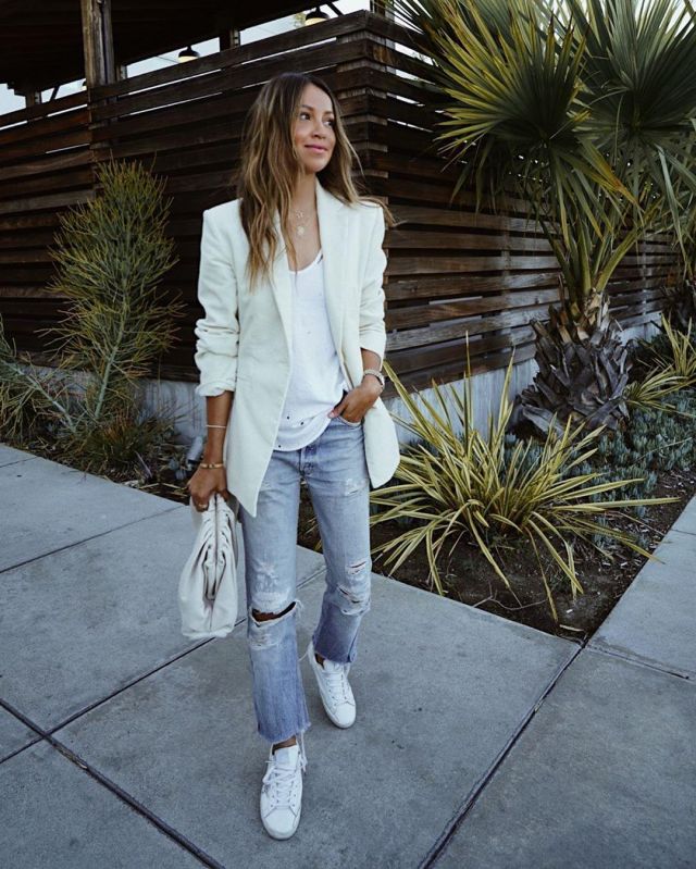 The white suits jacket of Julie Sariñana on the Instagram account @sincerelyjules