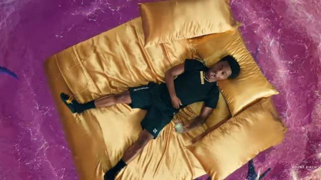 Off-white In­dus­tri­al-Belt Strap Black Slides of Roddy Ricch in the music video Roddy Ricch - The Box [Official Music Video]