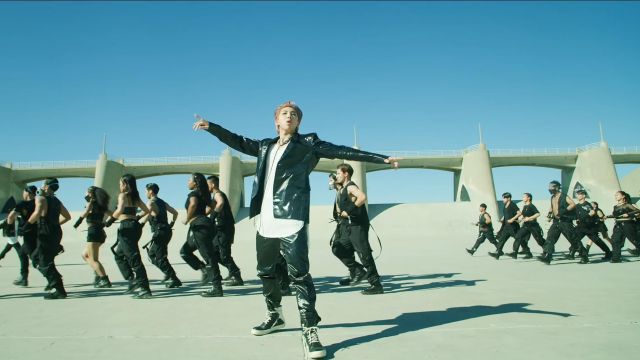 Pantalones Dietrich negros usados por RM en el video musical BTS (방탄소년단) 'ON' Kinetic Manifesto Film : Come Prima