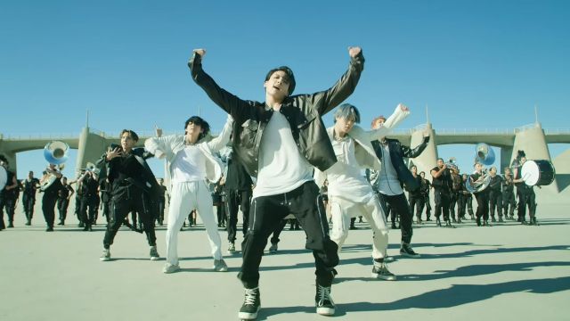 Noir Bauhaus Cargo Pantalon porté par Jungkook dans la vidéo de musique de BTS (방탄소년단) SUR la Cinétique Manifeste du Film : Come Prima