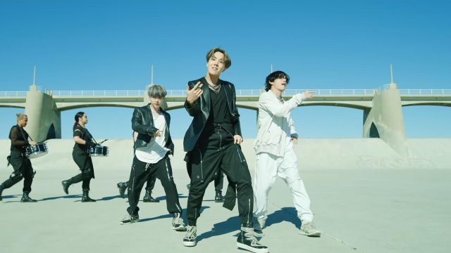 Noir Bodybag Combinaison portée par J-Hope dans la vidéo de musique de BTS (방탄소년단) SUR la Cinétique Manifeste du Film : Come Prima