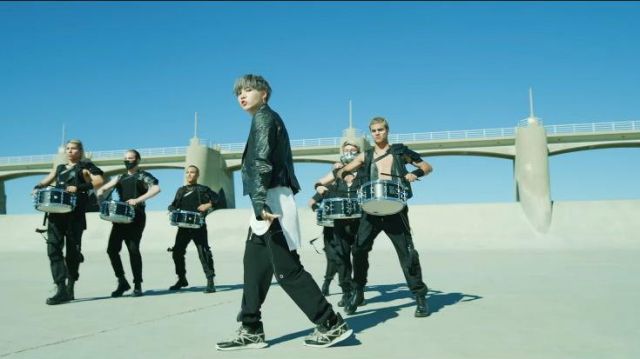 Soft Blazer recortado usado por Suga en el video musical BTS (방탄소년단) 'ON' Kinetic Manifesto Film : Come Prima