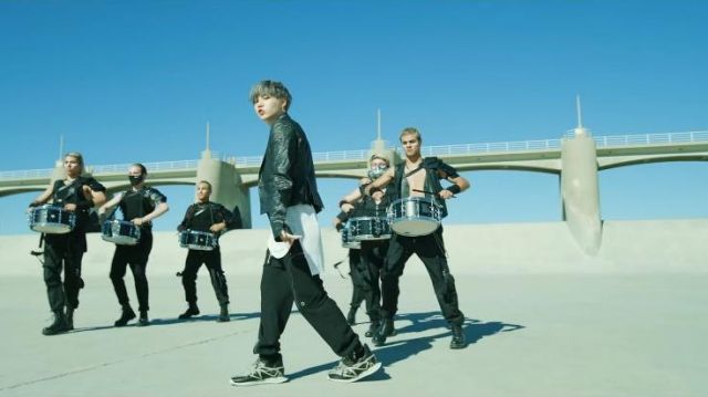 Noir Maximale Runner Sneakers porté par Suga dans la vidéo de musique de BTS (방탄소년단) SUR la Cinétique Manifeste du Film : Come Prima