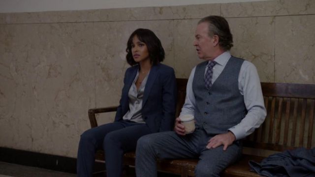 Navy Blazer porté par Edie Palmer (Megalyn Echikunwoke) dans Près de Famille Saison 1 Épisode 13
