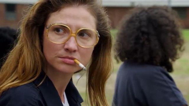 Las gafas amarillas de gran tamaño de Carol Denning (Ashley Jordyn) en la serie Orange es la nueva Negra