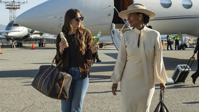 Louis Vuitton Voyage Sac à main porté par Maggie (Dakota Johnson) dans La Note Élevée