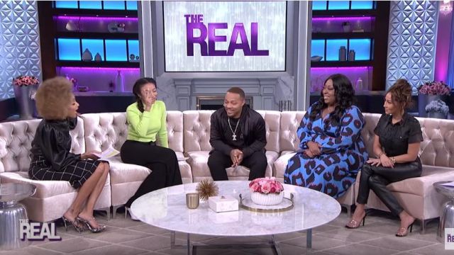 Flounce london plus Wrap Front Mi­di Dress in Ab­stract Print worn by Loni Love on The Real February 28, 2020