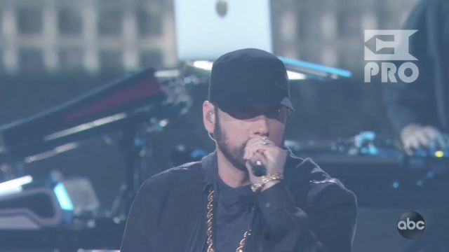 La casquette noire Nike de Eminem lors de sa Performance Lose Yourself aux Oscar 2020