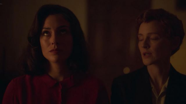 La blouse rouge à col de Lidia Aguilar (Blanca Suárez) dans Les demoiselles du téléphone (S05E02)