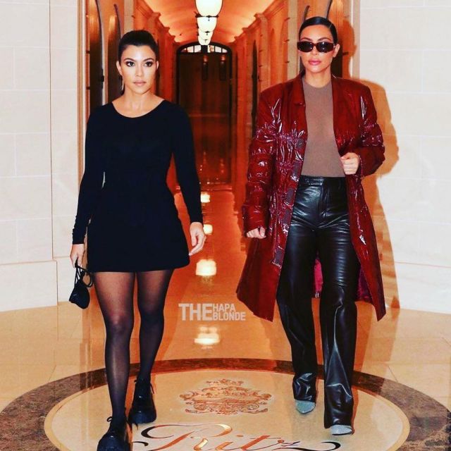 Balenciaga Couteau Chausson porté par Kim Kardashian West Café De Flore à Saint Germain le 2 Mars 2020